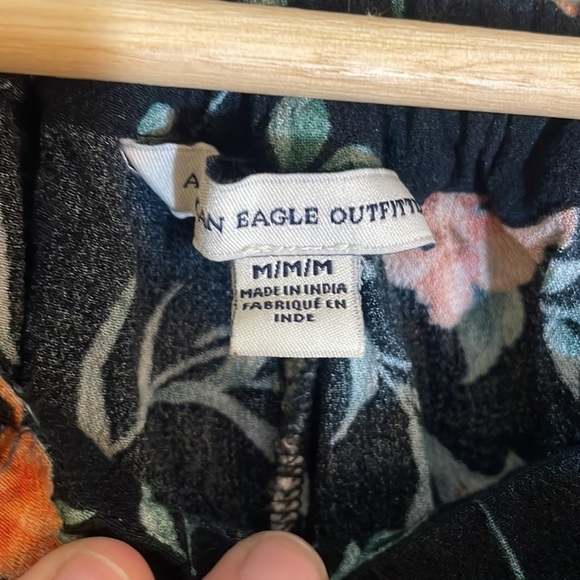 American Eagle Black Floral‎ Pants - Picture 5 of 5